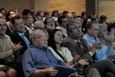 A la actividad asistieron la Vicerrectora Rosa Devés, Premios Nacionales como Humberto Maturana y Mario Luxoro, así como numerosos académicos, funcionarios y estudiantes.