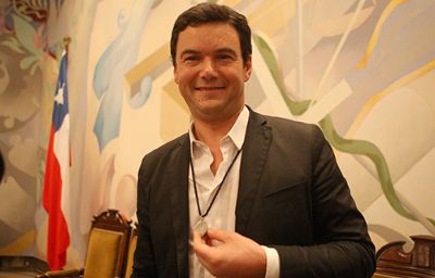 Thomas Piketty con la Medalla Rectoral en la Casa Central de la Universidad de Chile.