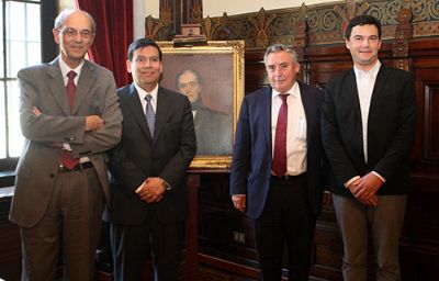 En la foto: El académico Ricardo Ffrench-Davis; el ministro de Hacienda, Alberto Arenas; el Rector Ennio Vivaldi; y el economista Thomas Piketty.