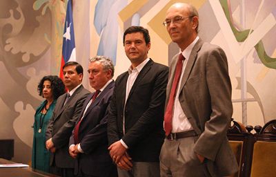 En la foto: La Vicerrectora de Extensión y Comunicaciones, Faride Zeran, junto al ministro Arenas, Rector Vivaldi, Thomas Piketty y el profesor Ffrench-Davis.