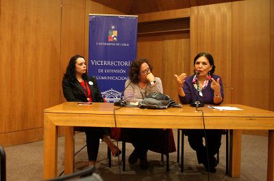 Carmen Andrade, encargada de la Oficina de Igualdad de Oportunidades de Género U. Chile, comentó la película "Dans la jungle".