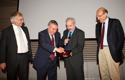 El profesor Eduardo Vera, director del NLHPC, junto al Rector Vivaldi, el director científico del NLHPC, Jaime San Martín y el presidente de Conicyt, Francisco Brieva.