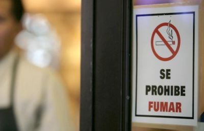 Entre las modificaciones ya aprobadas en el Senado están las cajetillas genéricas y la proscripción de la venta de cigarros con aditivos, y se debate la prohibición de fumar en parques y playas.