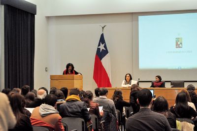 La actividad se realizó en la sala Eloísa Díaz de la Casa Central de la U. de Chile.