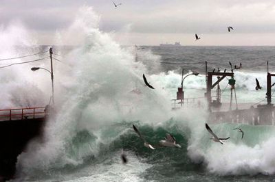 El temporal incluso llevó marejadas muy fuertes al borde costero en la región de Valparaíso.