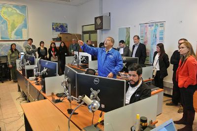 Con un equipo de más de 40 personas, en el Centro Sismológico se trabaja las 24 horas del día, los siete días de la semana, llevando un registro sísmico a lo largo de todo el territorio nacional.