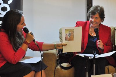María Olivia Mönckeberg, junto a una de las portadas de los libros de la colección "Robin Hood", ediciones que la directora del Instituto de la Comunicación e Imagen leía en su infancia.