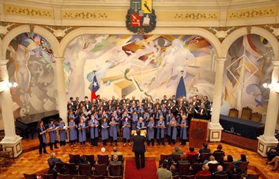 El Coro Sinfónico de la Universidad de Chile fue fundado el 30 de junio de 1945, y ha recibido numerosos reconocimientos a lo largo de su trayectoria.