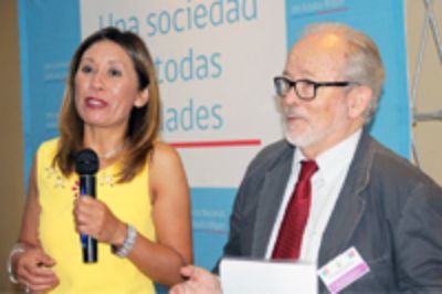 La directora nacional del SENAMA, Rayén Inglés, junto al profesor Benjamín Suárez.