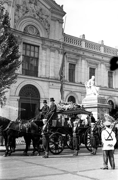 El féretro de Mistral llegó en carroza recorriendo la Alameda a la Casa Central de la U. de Chile