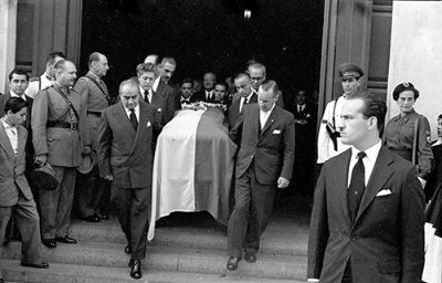 Mistral estuvo tres días en el Salón de Honor de Casa Central, tras lo cual sus restos fueron llevados a la Catedral para luego hacer su funeral.