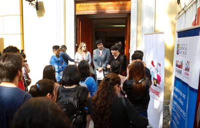 Los niños y jóvenes fueron recibidos por la directora del Archivo, Alejandra Araya.