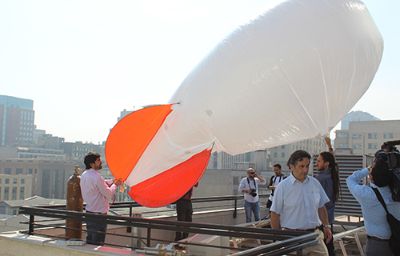 El profesor Roberto Rondanelli del (CR)2  y el ministro de Medio Ambiente, Pablo Badenier, encabezaron el lanzamiento del globo cautivo.