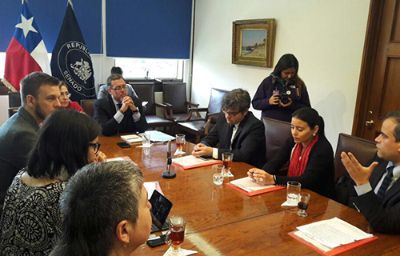 Los académicos de la U. de Chile y miembros de la Fundación Iguales presentaron el texto a miembros del Senado en Valparaíso.