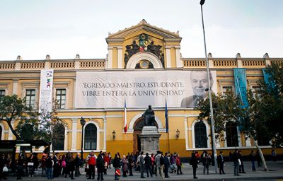 La Universidad de Chile desplegó en el frontis de la Casa Central, lugar donde el ex Presidente estudiara Derecho, un lienzo que recuerda su condición de estudiante y académico.