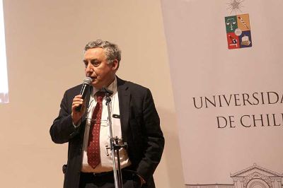 El Rector de la Universidad de Chile y director general de Palabra Pública, Ennio Vivaldi, enfatizó en la necesidad de tener una mirada que supere los intereses particulares. 
