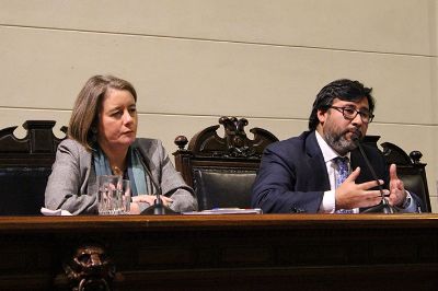 La subsecretaria de Evaluación Social, Heidi Berner, junto al subsecretario de Vivienda, Jaime Romero, quienes participaron de un panel.