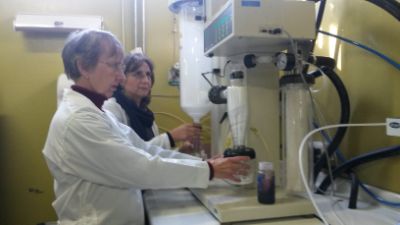 Carmen Saenz junto a la académica Paz Robert de la Facultad de Ciencias Químicas y Farmacéuticas, quienes han trabajado en conjunto las potencialidades de los colorantes de la tuna.