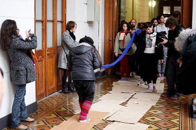 Unidos por un vellón azul, los participantes ingresaron a la Casa Central pisando sobre cartones, hasta llegara a la Sala Museo Gabriela Mistral. 
