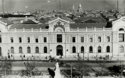La Casa Central de la U. de Chile fue el lugar donde Enrique Sazié y Arturo Salazar montaron la primera transmisión radial del país.