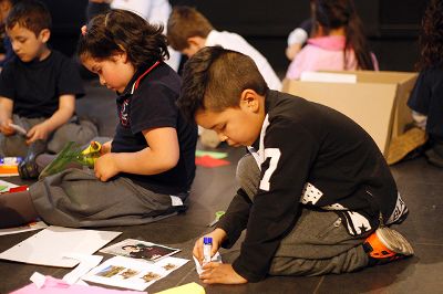 Junto con recorrer el lugar, los niños confeccionaron libros con la imagen de Gabriela Mistral.