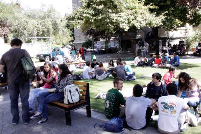La deserción o abandono de estudios universitarios es un fenómeno multicausal y multidimensional que la U. de Chile se encuentra investigando. 