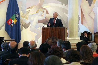 En el marco de la ceremonia por el 50º aniversario del IEI, el ministro Heraldo Muñoz dictó la charla magistral "Chile y un mundo en cambio".