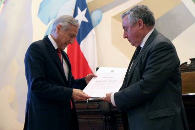 El ministro Muñoz recibió la distinción Medalla Rectoral en reconocimiento a su vasta trayectoria política y académica en materia de relaciones internacionales.
