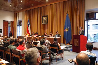 La presentación de "La dictadura de los sumarios (1974-1985)" contó con las palabras del Rector subrogante de la U. de Chile, el Profesor Rafael Epstein.