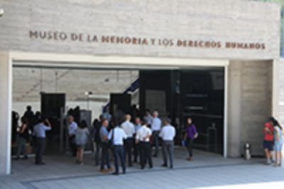 Entre las actividades culturales organizadas, la delegación visitó el Museo de la Memoria ubicado en Quinta Normal.