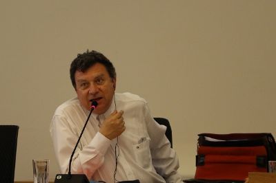 El Vicepresidente del Senado Universitario, Juan Carlos Letelier, planteó su inquietud por el nombre de la carrera y sugirió "analista internacional". 