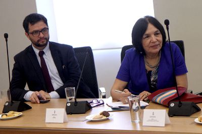 Directora Carmen Andrade junto a Juan Carlos Gimeno, abogado de la Dirección Jurídica. 