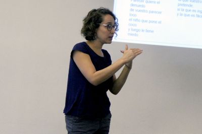 Paula Hernández, antropóloga e investigadora del Centro Interdisciplinario de Estudios de Género de la Facso y quien estuvo a cargo de la primera clase del CFG Género y Violencias.