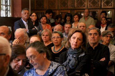 La donación del académico de la U. de Chile Hernán Ramírez Necochea se celebró el 3 de abril en el Archivo Central Andrés Bello de la Casa de Estudio.