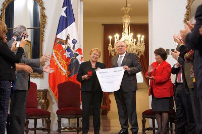 La Presidenta Bachelet junto al rector Barbieri en la entrega del Doctor Honoris Causa de la UBA.