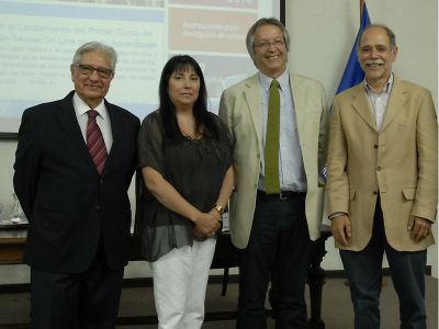 Doctores Ramiro Molina y Adela Montero, de CEMERA; Dr. Óscar Arteaga, director de Escuela de Salud Pública; y vicerrector de Asuntos Estudiantiles y Comunitarios, Juan Cortés.