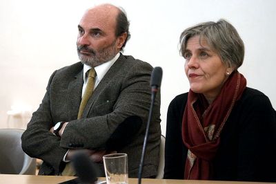 El director de la DIBAM, Ángel Cabezas, junto a la subsecretaria de DDHH, Lorena Fríes.