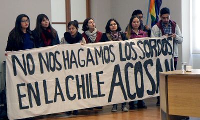Estudiantes miembros de las distintas Secretarías de Sexualidades y Géneros de la U. de Chile (Sesegen) estuvieron presentes en la sala manifestando su apoyo a la política.