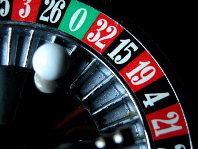 Los afectados por la ludopatía deben alejarse de los casinos y recibir un tratamiento profesional, siendo el apoyo de su entorno fundamental para recuperarse.