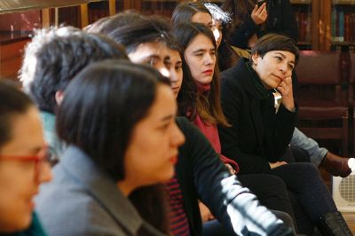 "Me parece relevante destacar la calidad de las y los estudiantes de la U. de Chile. Todos han planteado trabajos de muy buen nivel y en formatos no tradicionales", expresó la directora del Archivo.