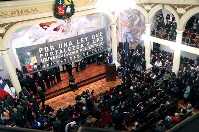La comunidad universitaria repletó la Casa Central este jueves 10 de agosto, comenzando este acto histórico con la entonación del Himno de la U. de Chile, en la voz de la comunidad y de la Camerata.
