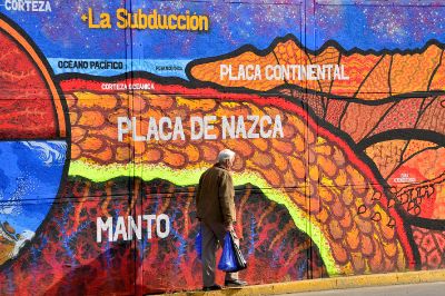 El mural "Volcanes de Chile" se encuentra en la futura estación de Metro que estará ubicada en la esquina de Chile España con Irarrázaval.