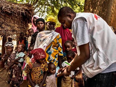 MSF es una organización de acción médico-humanitaria que asiste a personas amenazadas por conflictos armados, violencia, epidemias, desastres naturales y exclusión de la atención.