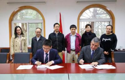 La alianza estratégica fue firmada por el director de ACCDiS, doctor Sergio Lavandero, y el director del Instituto de Modelos Animales de la Universidad de Wuhan, doctor Hongliang Li.