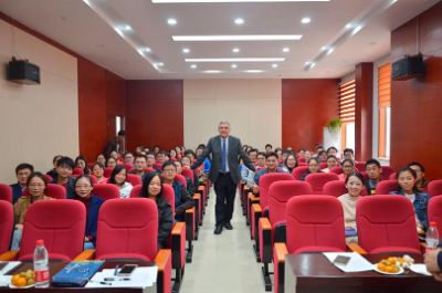 Durante su visita a China, el doctor Lavandero conoció las instalaciones de la Universidad de Wuhan e interactuó con investigadores y estudiantes del Instituto de Modelos Animales.