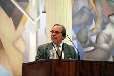 En representación de quienes ingresaron a trabajar a la U. de Chile en 1977, David Vergara destacó el aporte que los académicos y los funcionarios realizan día a día a la Universidad.