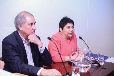 Prof. Valladares junto a la profesora Nora González, Directora de la Esc. de Pregrado de Derecho.
