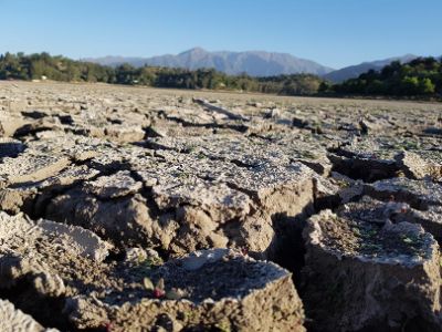 La sequía extrema de la Laguna de Aculeo se debe entre otras causas, al uso irresponsable de su agua y el cambio climático, el cuál se ha manifestado en escasas precipitaciones.