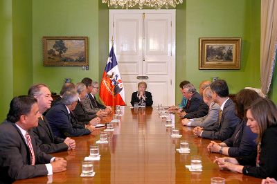 La Presidenta Bachelet se reunió junto a la ministra Delpiano, con los rectores del CUECh, encabezados por el Rector de la U. de Chile, esta mañana en La Moneda.
