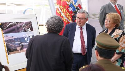 En el marco de la ceremonia, el académico y artista plástico de la Casa de Bello, Gonzalo Díaz, entregó de regalo a la Presidenta Bachelet una de sus obras.
